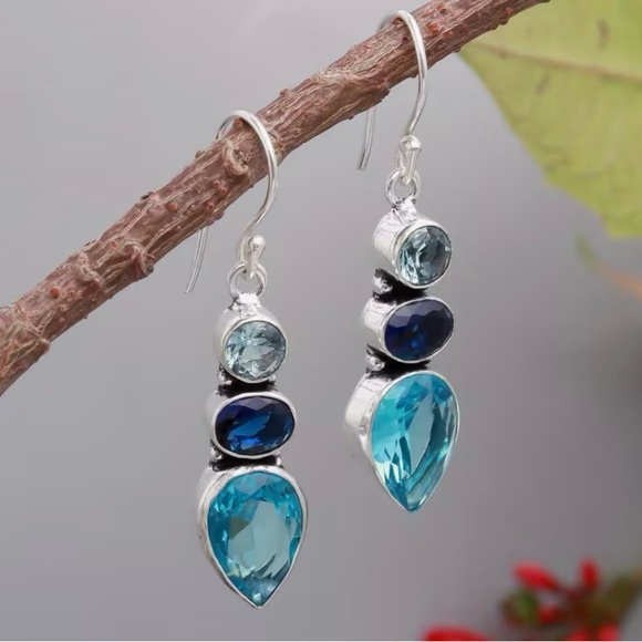 🩵 Elegant Silver and Blue Crystal Drop Dangle Earrings 🩵 - Picture 6 of 9